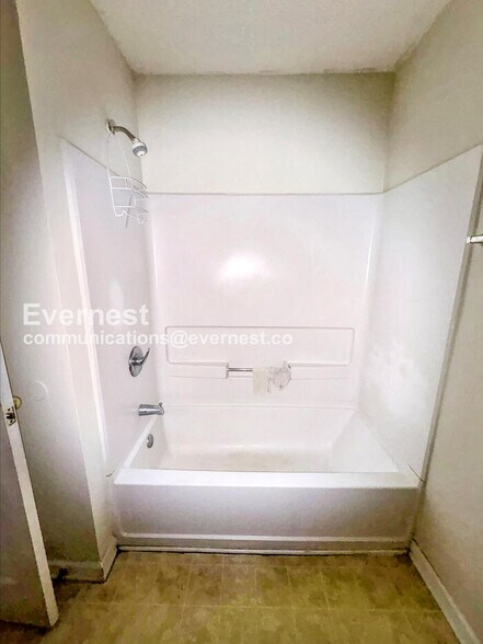 Building Photo - 7688 Creekside Ln