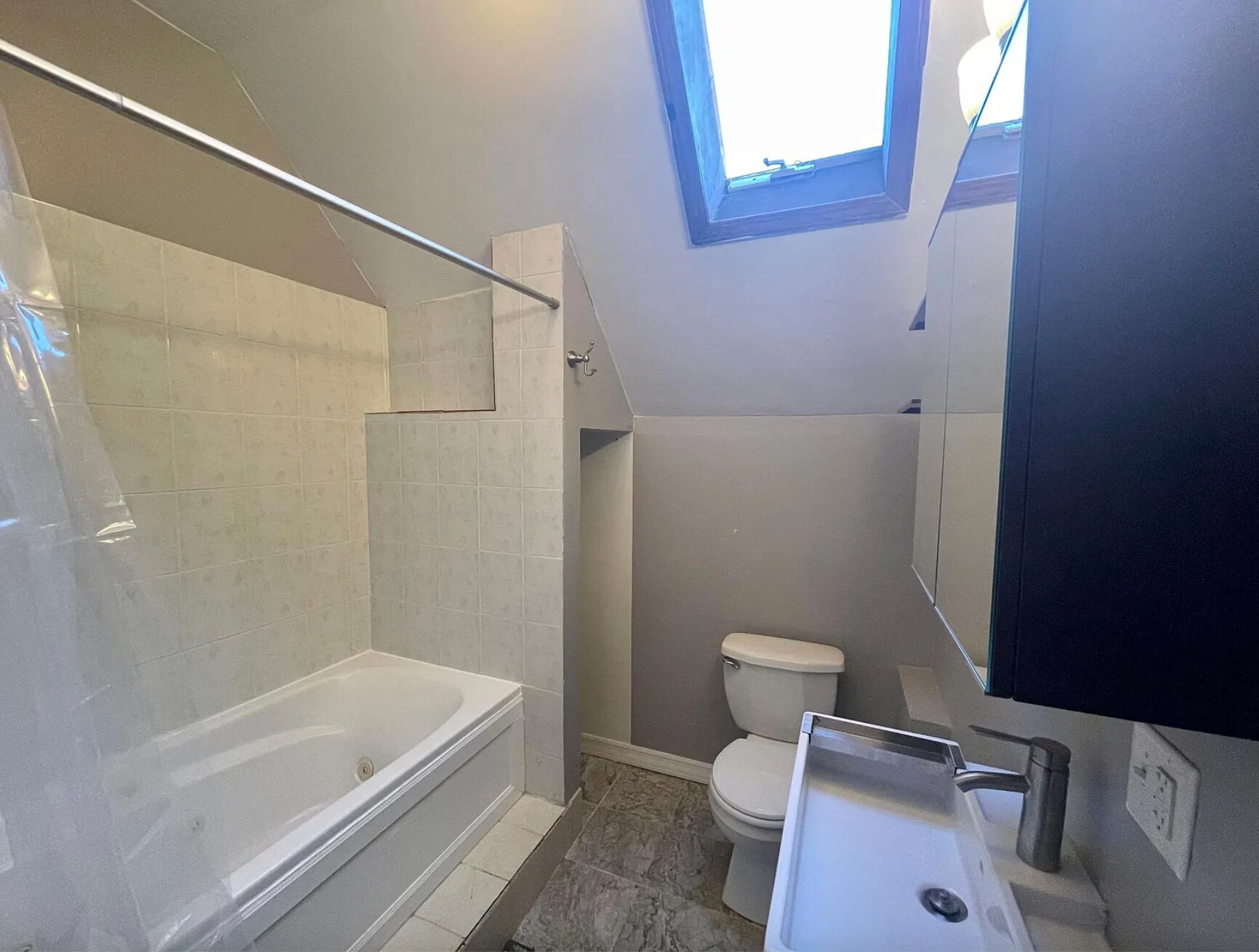 Building Photo - 1368 W Evergreen Ave