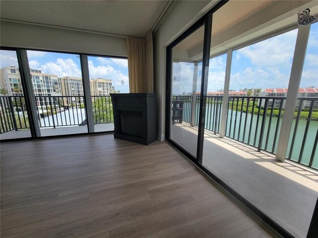 Building Photo - 7600 Sun Island Dr S