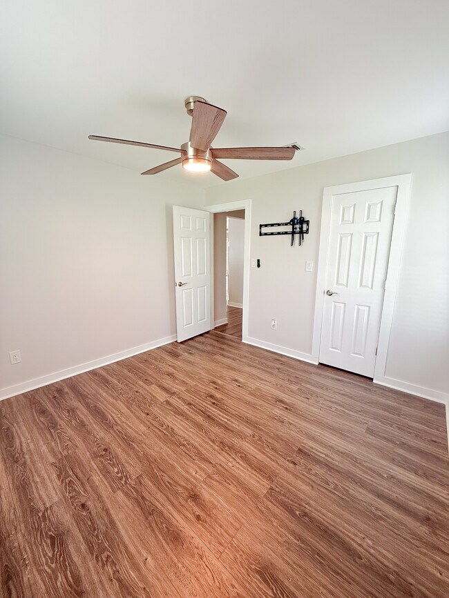 Building Photo - 161 Mirabelle Cir