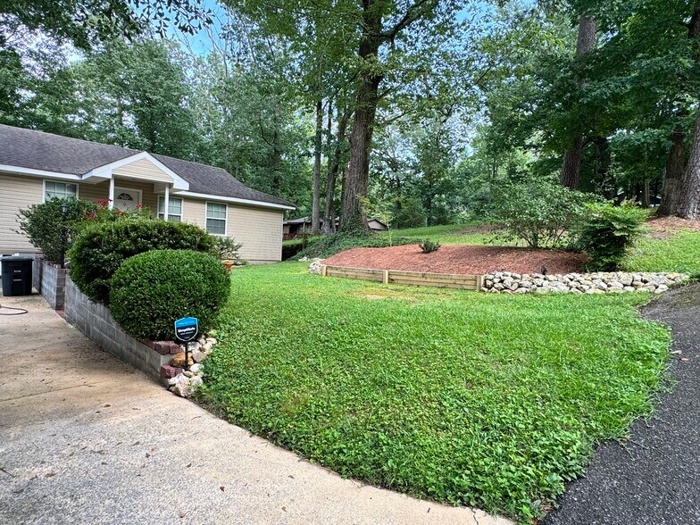 Building Photo - 855 Hillcrest Rd