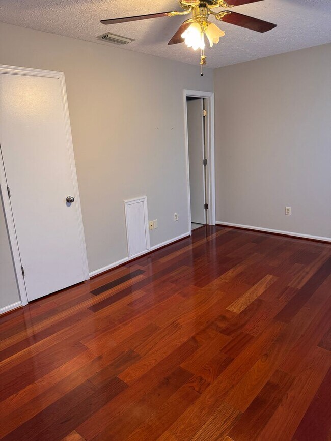 Building Photo - 3 Bedroom || 2.5 Bathroom - Townhome