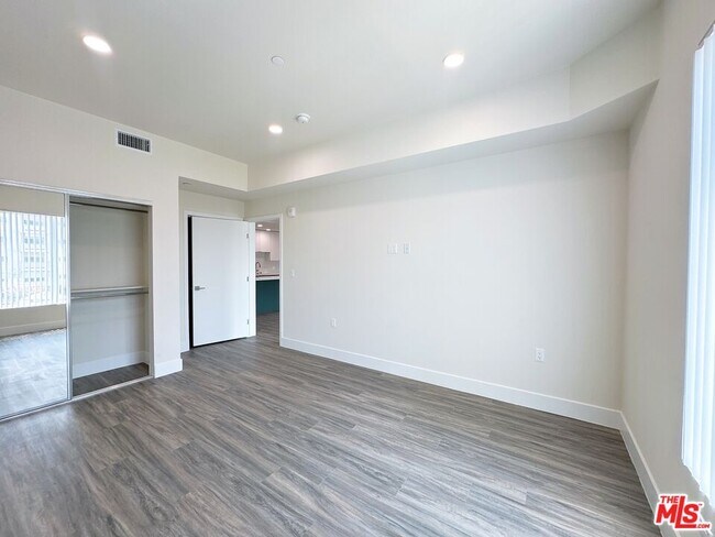 Building Photo - 1037 Dewey Ave