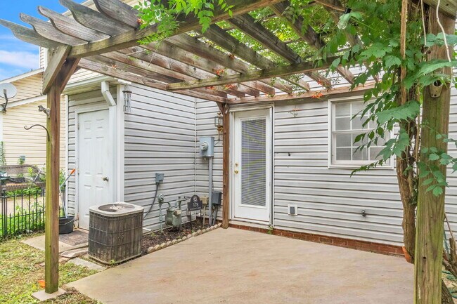 Building Photo - Beautifully Renovated Townhome (2BR/2.5BA)...