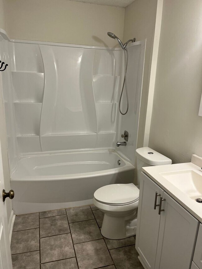 Building Photo - Lovely Two Bedroom in Charlotte!