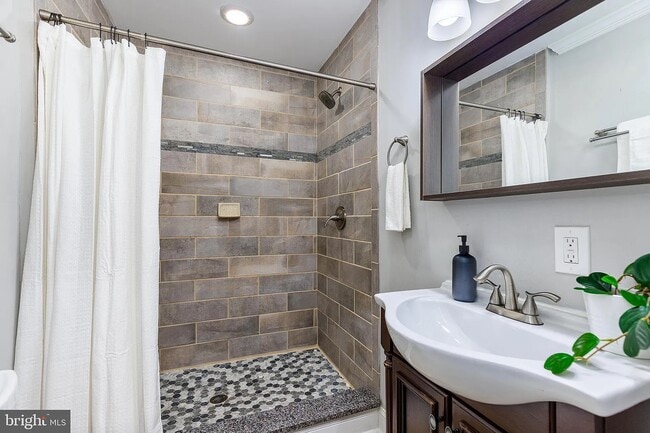 Building Photo - 411 S Duncan St