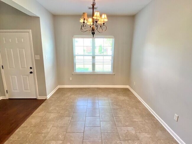 Building Photo - Now Leasing a 4-bedroom 2 bath home on Olive Branch