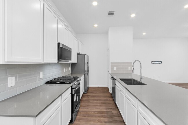 Building Photo - 677 Royal Arch Dr