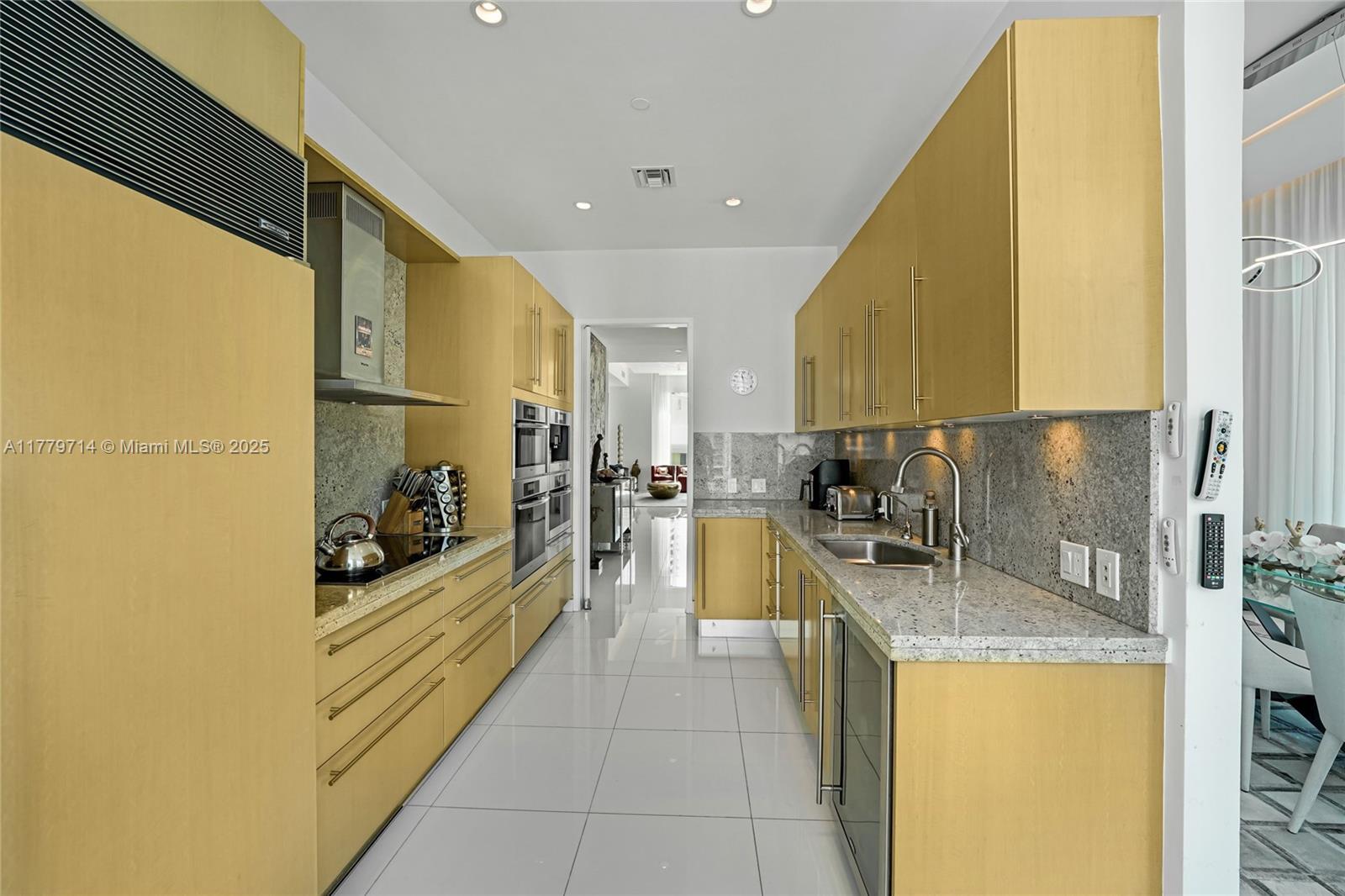 Building Photo - 900 Brickell Key Blvd