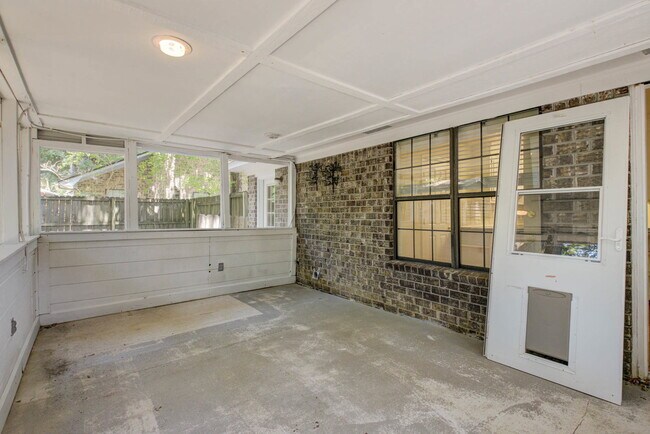 Building Photo - 33 Paddlecreek Ave