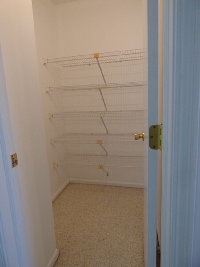 Building Photo - Beautiful 2 bd 1 1/2 ba as soon as July 1 move-in. Great Vernon Hills location!