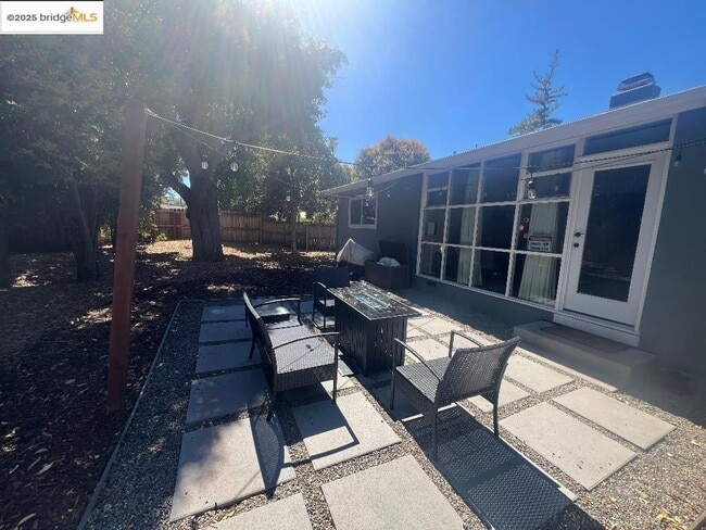 Building Photo - 35 Baylor Ln