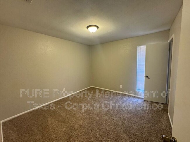 Building Photo - 4622 Newbury Ln