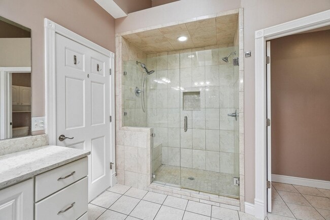 Building Photo - 1819 Brookview Dr