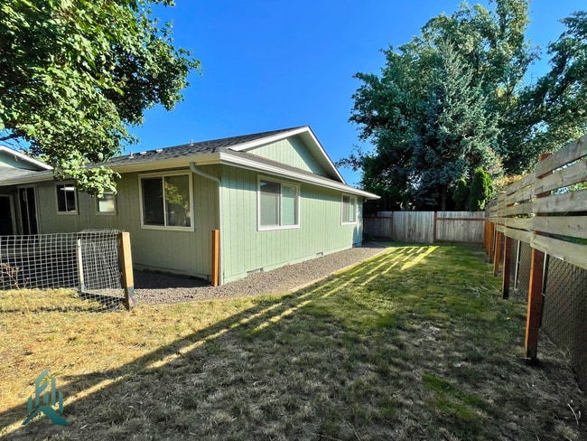 Building Photo - Quiet and comfortable 3 bed/ 1 bathroom house