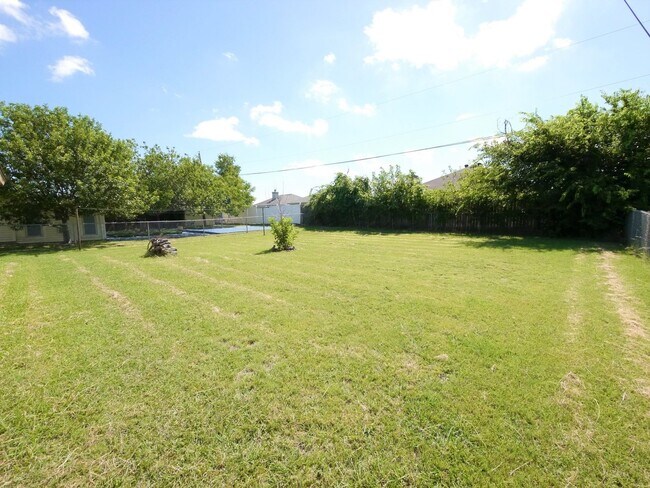 Building Photo - Affordable, move in ready home!