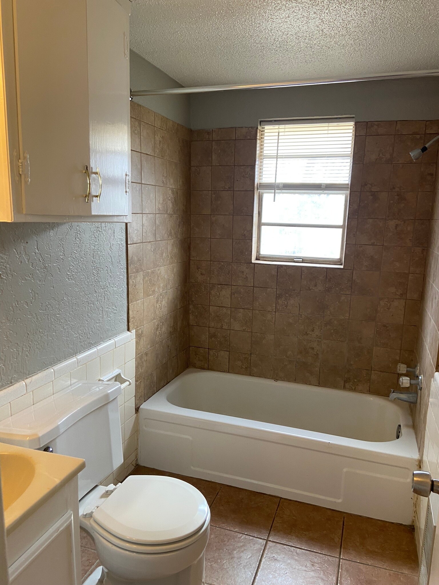 Building Photo - 410 E Walnut St