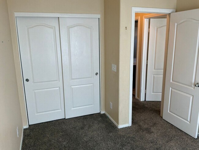 Building Photo - 2 Story 3 bedrooms 2.5 bathrooms