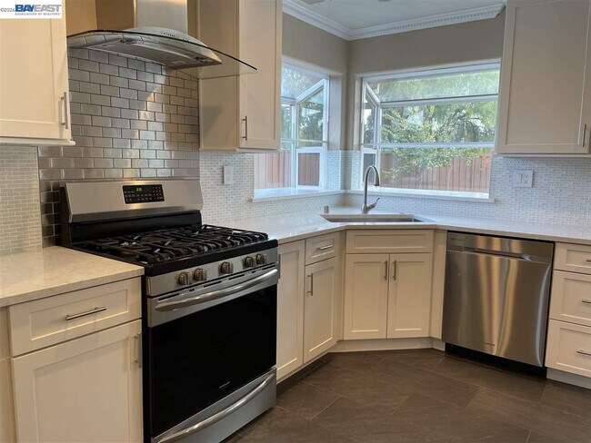 Building Photo - 1393 Arrowhead Ave