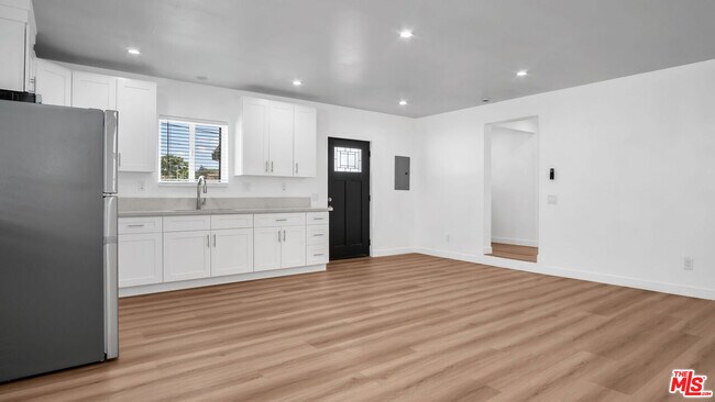 Building Photo - 15559 Three Palms St