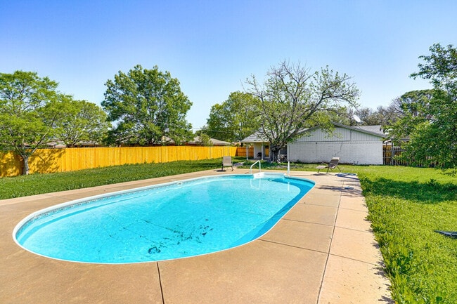 Building Photo - 4624 Trailwood Dr