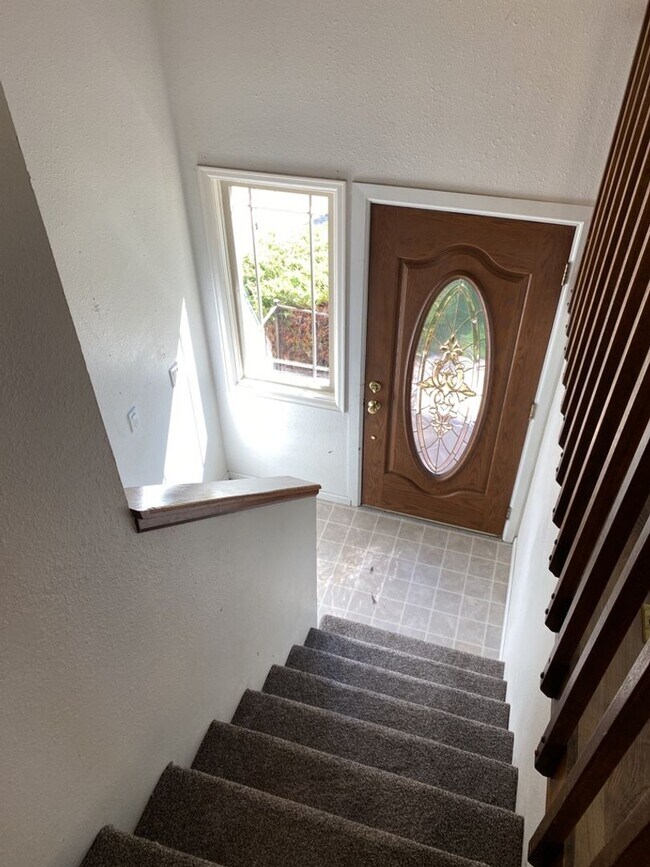 Building Photo - STUDENTS WELCOME! 4 Bed 3 Bath Home in West Ft Collins w/ Garage and Fenced Yard - Lawn Care Incl...