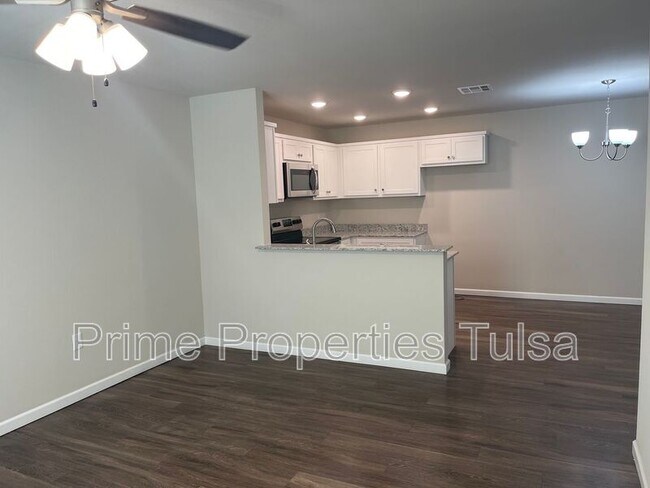 Building Photo - 1517 Rosewood Dr