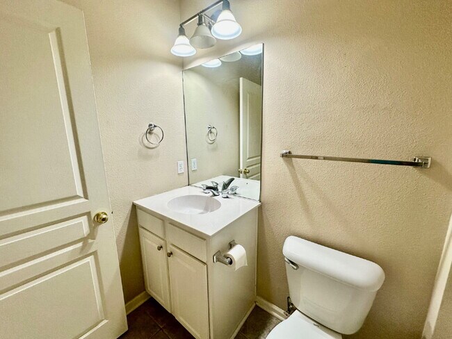 Building Photo - Outstanding Two Bedroom Home in Sun City!