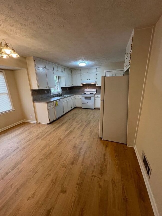 Building Photo - Charming 3 Bedroom, 2 Bath Split-Level Ran...