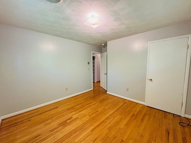 Building Photo - 1105 Robin Rd