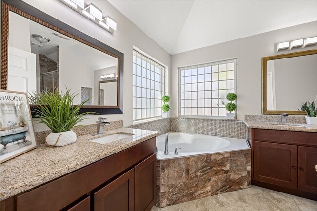 Building Photo - 14942 Gray Ridge Dr