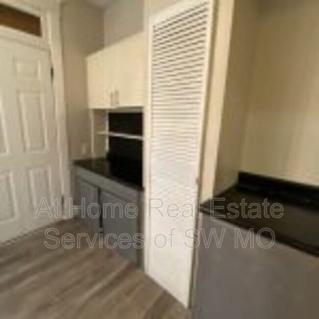 Building Photo - 640 S Grant Ave