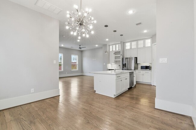 Building Photo - Rooftop Deck with Downtown Views in Sawyer Heights