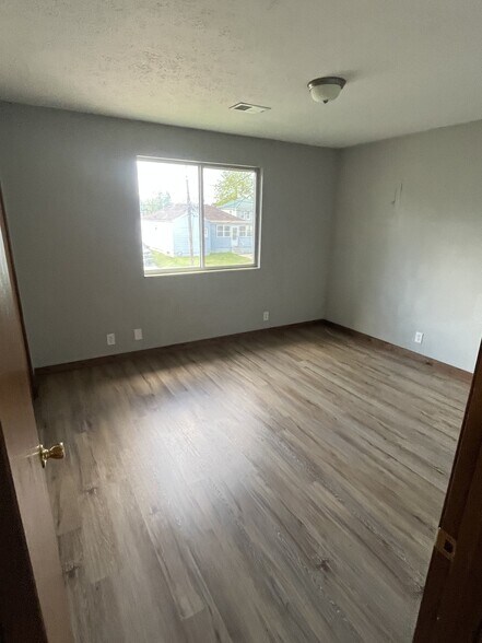 Building Photo - 705 Hall St