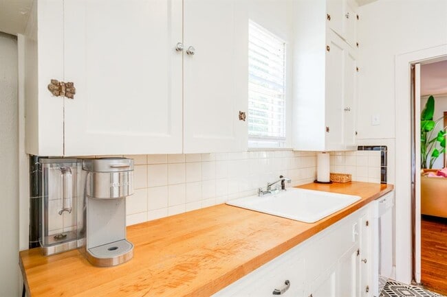 Building Photo - 1301 E 29th St