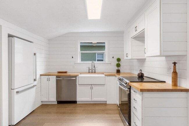 Building Photo - Modern 2 Bed | 1 Bath Home