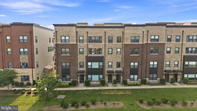 Building Photo - 44824 Tiverton Sq