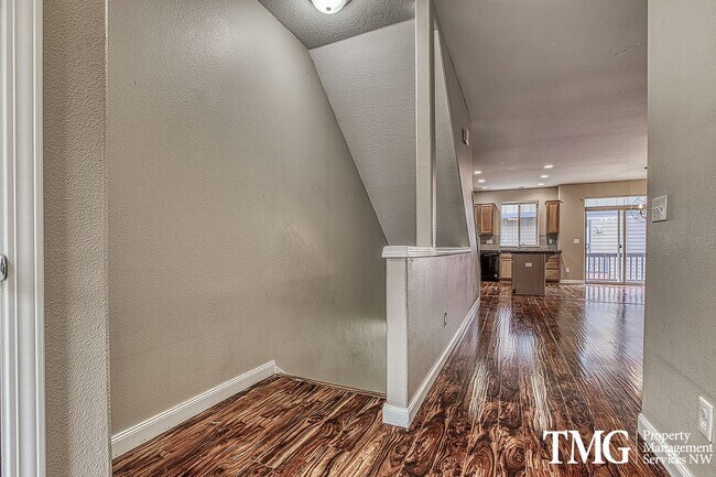 Building Photo - Wonderful 4 bed 2.5 Bath Townhome in Hills...