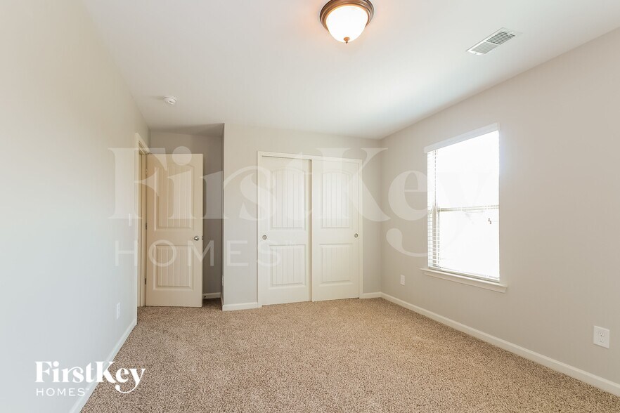 Building Photo - 465 W Park Dr