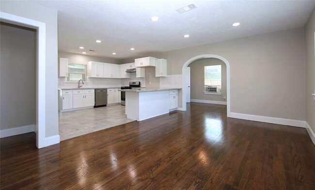 Building Photo - 5520 Lawson St