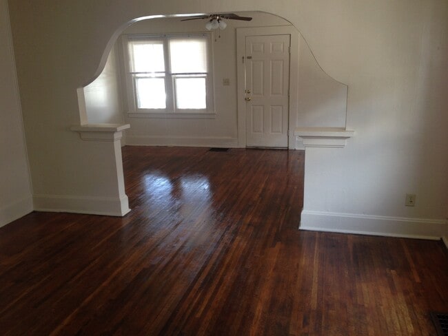 Building Photo - 3 bed, 1 bath house just steps from Missouri State University