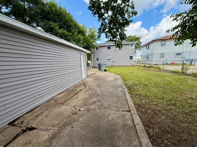 Building Photo - 5922 N 84th St