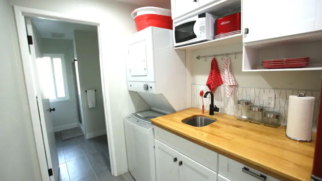 Washer & Dryer - 12014 Kling St