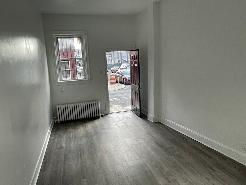 Living Room - 2001 E Monmouth St
