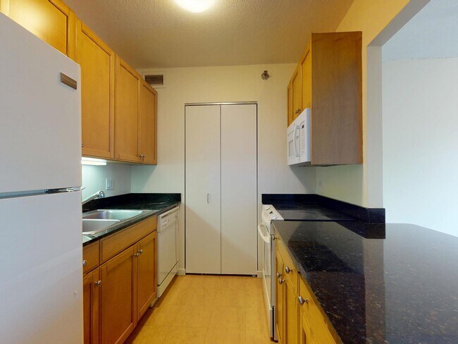 Building Photo - 400 N La Salle Dr
