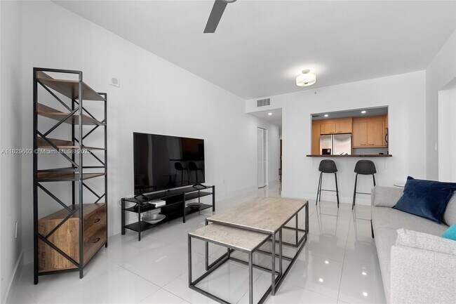 Building Photo - 225 Collins Ave
