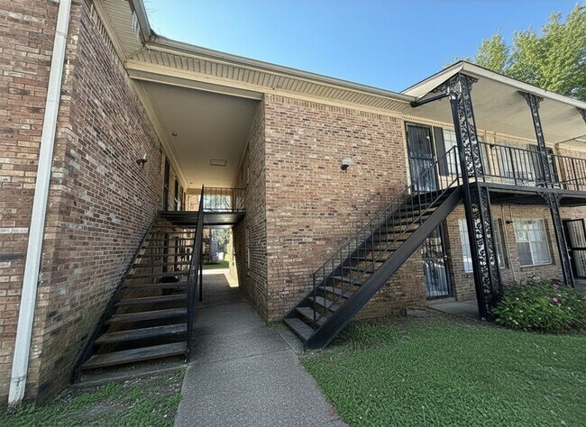 Building Photo - 2 Bedroom / 1.5 Bath Apartment at Raleigh Pines Apartments
