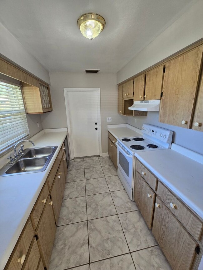 Building Photo - 2217 Villano Ave
