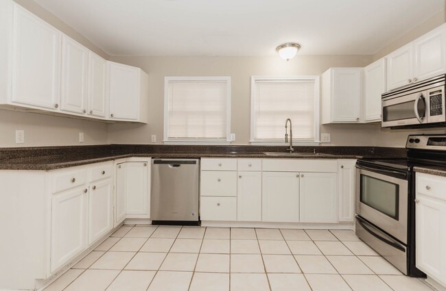 Building Photo - 2780 Hall Dr SE
