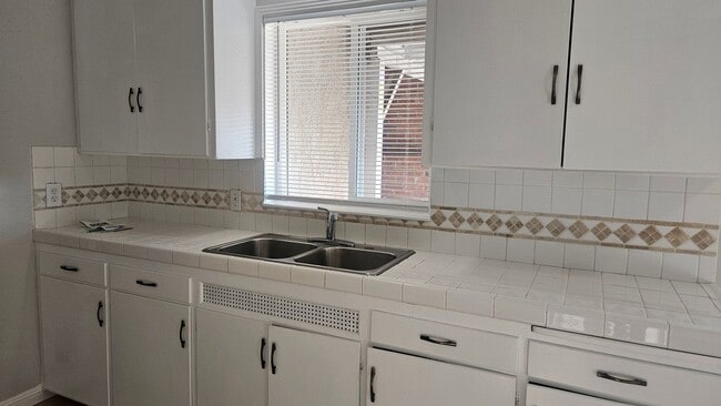Building Photo - WOW!  Very Nice Updateds 3/1 Near Chestnut...